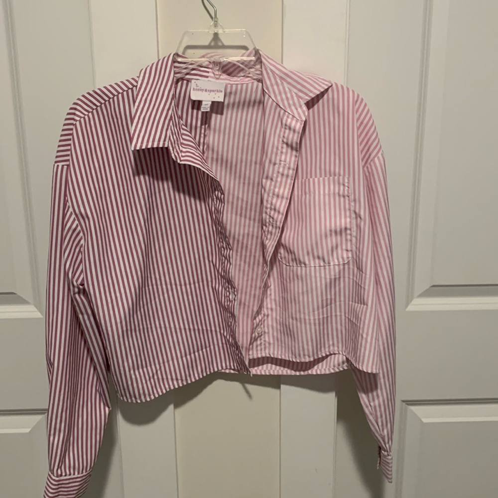 I am selling a cute and good condition pink and purple button up!
